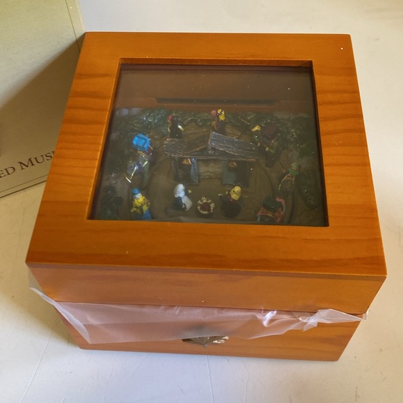 Gold Label Vintage Animated Illustrate Music Box Nativity, Plays Away In Manger - Picture 5 of 8